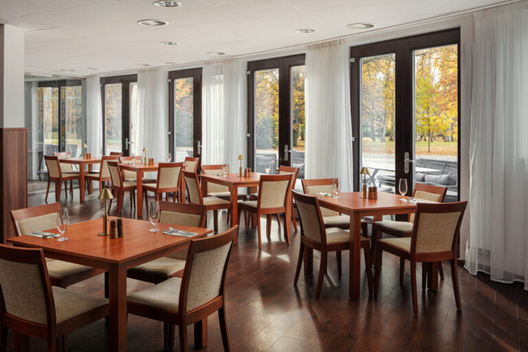23-52-Harvey_Restaurant_01