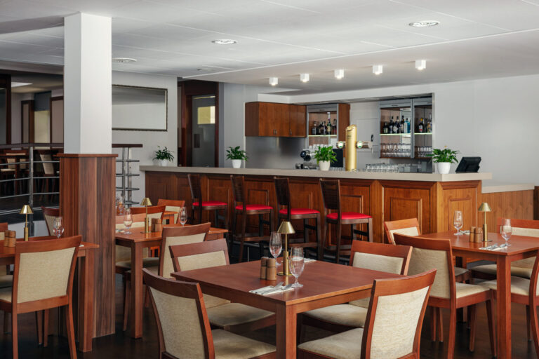 23-52-Harvey_Restaurant_02
