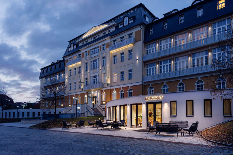 23-52-Harvey_Restaurant_Exterior